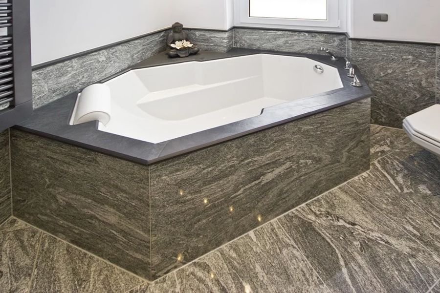 Große Designerbadewanne alles rundherum mit Marmor