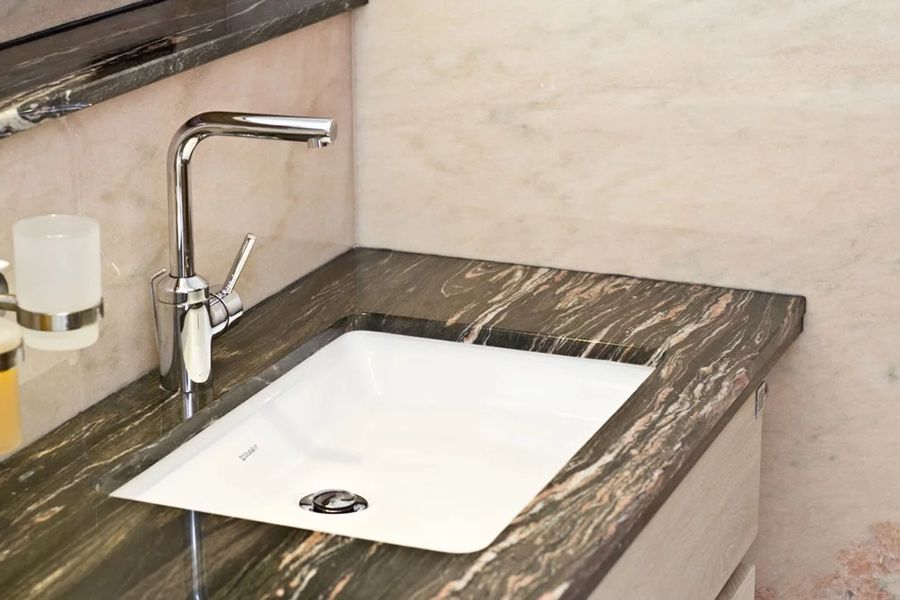 Waschtisch ,it brauner melierter Marmorplatte.