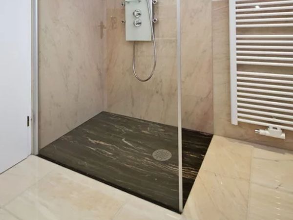 Bild Küchenzeile mit schwarzem Waschbecken. Hintergrund schwarze Schränke