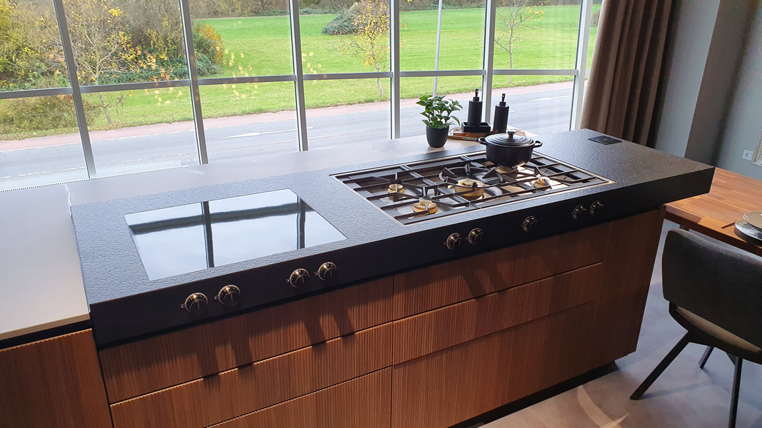 Bild Küchenzeile holzfarbig mit Herd