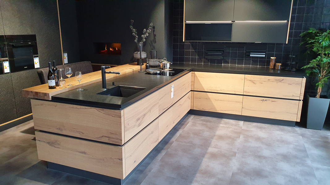 Helle Küche L-Form mit schwarzem Waschbecken und dunkle Hängeschränke