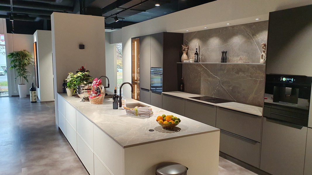Weiße Großraumküche mit Granit