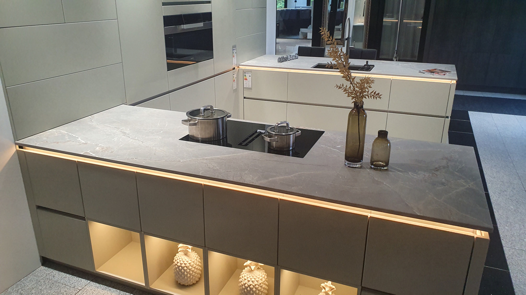 Graue Designküche mit beleuchteten Unterschränke