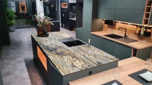 Küche groß mit Granit