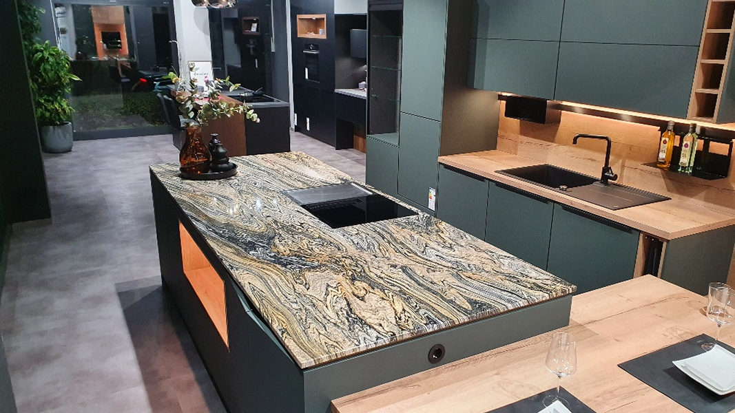 Küche groß mit Granit