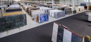 Bild verschiedene Natursteinplatten in einer Vielzahl an Auswahl in einer großen Halle