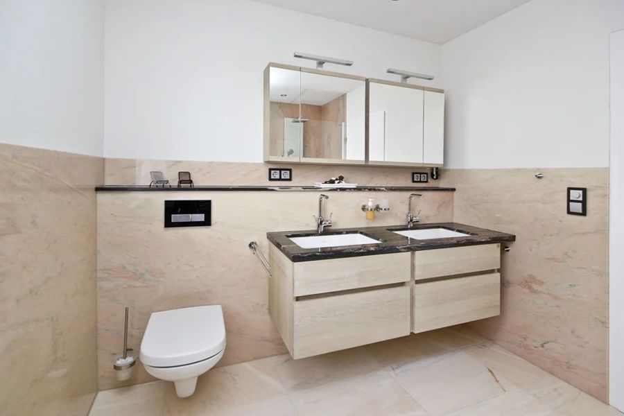 Toilette links und rechts Waschtisch. alles mit Marmor