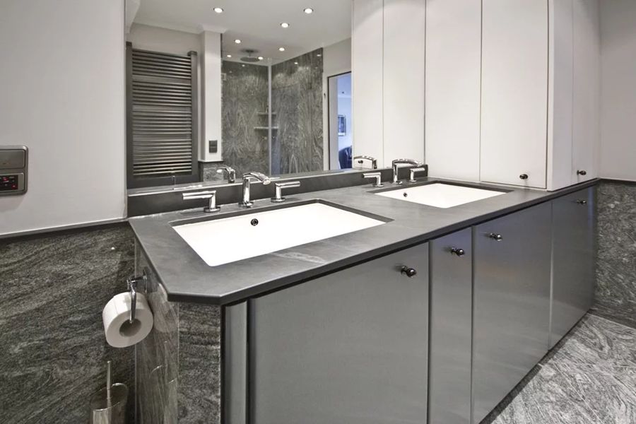 Doppelter Waschtisch mit Spiegel in dunkler Farbe