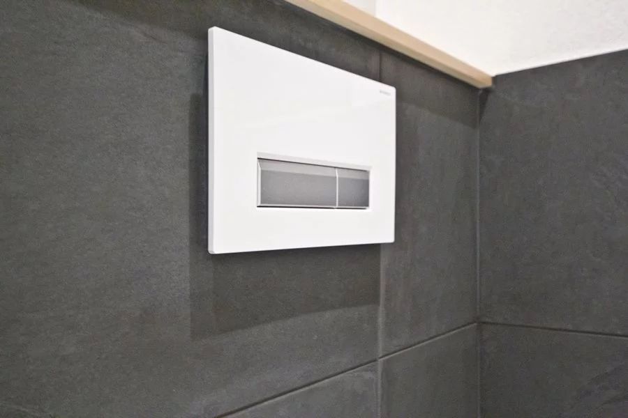 Bild Küchenzeile mit schwarzem Waschbecken. Hintergrund schwarze Schränke